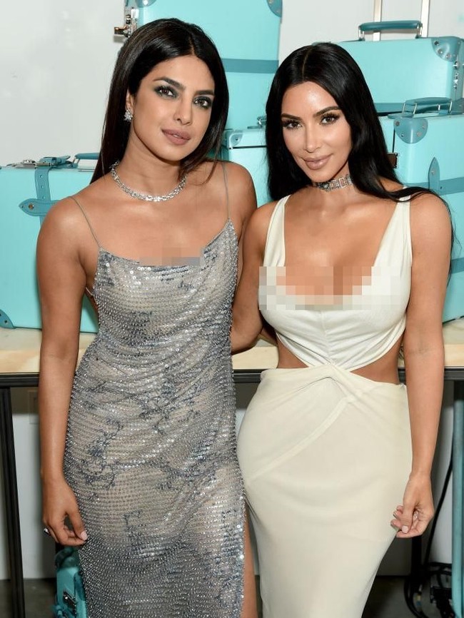 Kim Kardashian dan Priyanka Chopra berpose bersama saat menghadiri pesta Tiffany Blue Book High Jewelry Collection yang digelar merek perhiasan ternama, Tiffany & Co. di New York City, Amerika Serikat, Selasa (9/10/2018). Keduanya sama-sama menebar aura seksi dalam balutan gaun terbuka. (Foto: Getty Images)