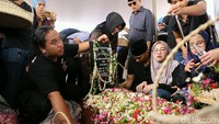 Duka anak-anak Indro Warkop ditinggal sang ibu. Foto: Ismail/detikFoto