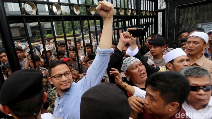 Putra Amien Rais, Hanafi Rais hadir diantara massa aksi kawal Amien Rais di Polda Metro Jaya, Jakarta. Hanafi hadir untuk mendampingi pemeriksaan sang ayah.