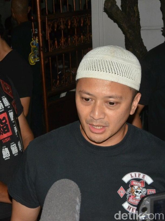 Kabar perselingkuhan Ferry Maryadi dengan Deswita Maharani berembus pada 2007. Saat itu Ferry masih berstatus suami Risma Nilawati namun keduanya bercerai dua tahun kemudian. Lalu pada 2012, Ferry menikahi Deswita, sehingga membuat rumor perceraian itu kembali terkuak. Foto: (ismail/detikhot)