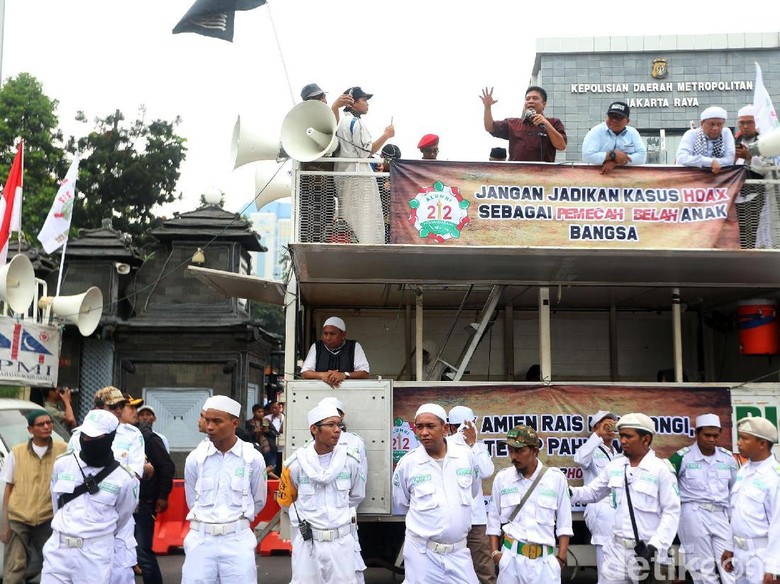 Timses Jokowi Tuding Massa Kawal Amien Rais ke Polda dari HTI Timses Jokowi Tuding Massa Kawal Amien Rais ke Polda dari HTI