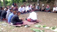 Pembadaq Pengkaya ini berupa upacara doa dan zikir bersama yang dipusatkan di areal Kampu, yang terletak di tengah lahan persawahan warga. (Harianto/detikTravel)