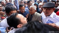 Amien Rais datang didampingi tim pengacaranya.