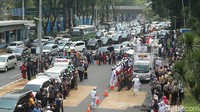 Jalur lambat dialihkan ke jalur cepat.