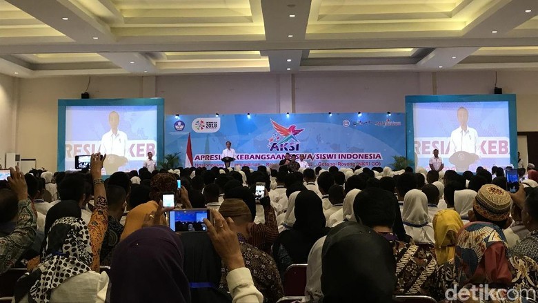 Jokowi di Depan Siswa AKSI: Jika Ada Hoax, Tolong Diluruskan Jokowi di Depan Siswa AKSI: Jika Ada Hoax, Tolong Diluruskan