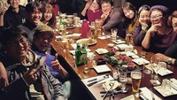 Kalau ini pose Jo Jung Suk saat makan malam bersama teman-teman artisnya. Kira-kira apa ya sajian pilihan mereka? Foto: Instagram jojungsukforever