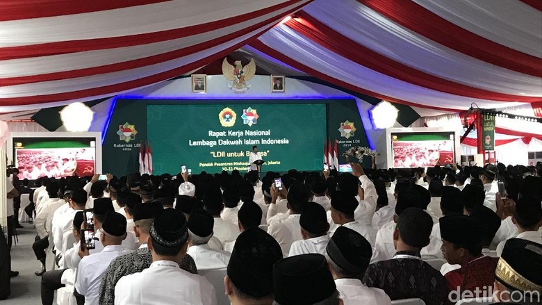 Buka Rakernas LDII, Jokowi Diberi Buku Pedoman Beribadah Buka Rakernas LDII, Jokowi Diberi Buku Pedoman Beribadah