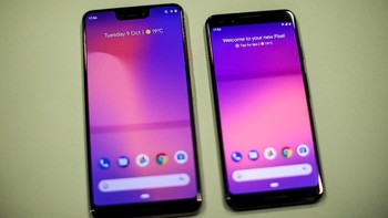 Sebelumnya, Google juga sudah merilis duo ponsel anyarnya, yaitu Pixel 3 (kanan) dan Pixel 3 XL. Foto: Drew Angerer/Getty Images