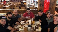 Lewat instagramnya, Khabib banyak membagikan momen kulineran. Bersama teman dan keluarganya, Khabib terlihat siap menyantap menu makan siangnya. Ada sepiring daging panggang yang siap dinikmati. Foto: instagram @khabib_nurmagomedov