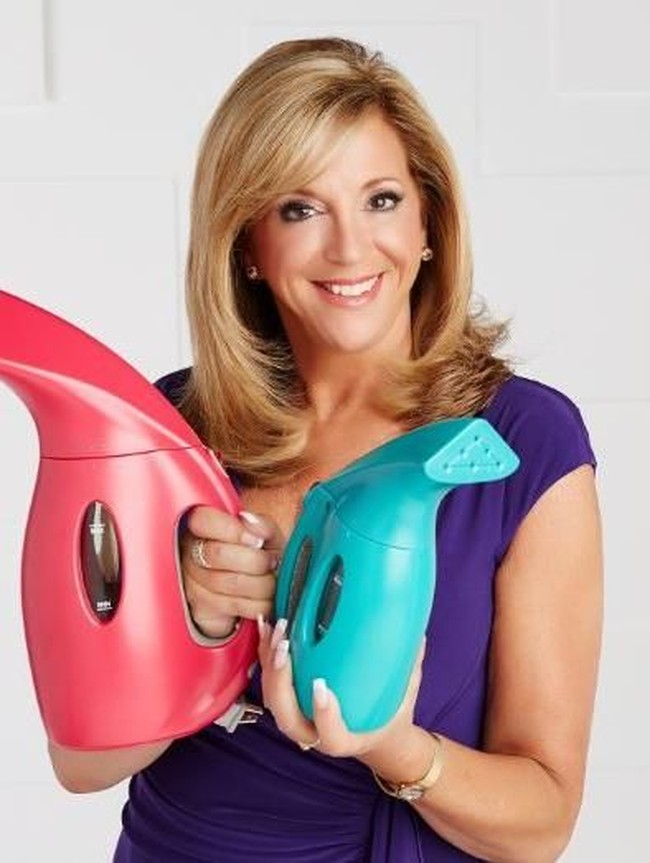 Dan Joy yang sama sekali tidak punya pengalaman tampil di televisi diminta mempromosikan produk pel buatannya itu sendiri ke penonton. Dan hanya dalam waktu tidak sampai 30 menit, aksi cuap-cuap Joy mempromosikan alat pel karyanya yang dinamai Miracle Mop sukses membuat alat rumah tangga itu terjual hingga 18 ribu. Sungguh fantastis. (Foto: Facebook Joy Mangano)