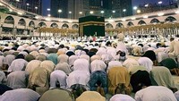 Bahkan tak aneh, foto-foto di Instagram pribadinya menunjukan saat dia mengunjungi Tanah Suci Mekah dan Madinah di Arab Saudi. Tak lupa dengan mencantumkan hashtag #Alhamdulillah (khabib_nurmagomedov/Instagram)