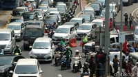Kendaraan hanya bisa berjalan merayap.