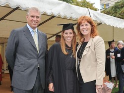 Alasan Pangeran Andrew & Mantan Istri Tinggal Bareng Setelah 30 Tahun Cerai