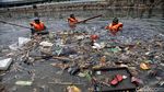Petugas Berjibaku Bersihkan Sampah di Kanal Barat Penjaringan