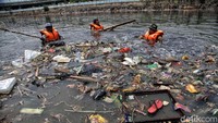 Sampah yang menumpuk tersebut berada di Kanal Banjir Barat Penjaringan, Jakarta Utara.