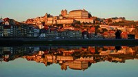Norwegia, Inggris, Austria, Luksemburg, Belanda, Portugal dan Amerika Serikat berada di peringkat kelima. Di foto, turis sedang memegang paspor dari Portugal yang bebas masuk tanpa visa atau VoA ke 186 negara (Associacao de Turismo do Porto e Norte/CNN Travel)