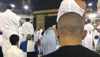 God will solve all your problems, if we do not lose our connection with Him, there are no ideal people, no matter how hard it is, in any situation, we just have to hold on to this connection, if we lose God - we will lose everything begitu tulis caption pada foto Khabib ini. (khabib_nurmagomedov/Instagram)