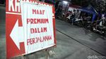 Harga BBM Premium Batal Naik, SPBU Diserbu Warga
