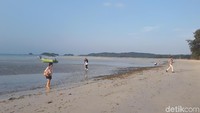 Kawasan pantai Lagoi terlihat apik, walau hempasan ombaknya tidak terlalu kencang. Pantai berpasir bak umumnya kawasan wisata lainnya, saat itu tengah surut. (Chaidir Anwar Tanjung/detikTravel)
