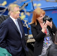 Keduanya pacaran tak terlalu lama hingga akhirnya bertunangan lalu menikah pada 1986. Di awal-awal pernikahan mereka ada berbagai rumor ketidakharmonisan antar keduanya. Hal tersebut benar adanya. Fergie yang mencintai suaminya sepenuh hati tersebut harus merasa kesepian karena selalu ditinggal bertugas.  Foto: Getty Images