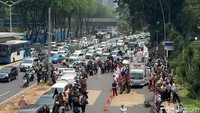 Sementara itu, arus lalu lintas Jalan Sudirman arah Senayan terpantau sangat padat. Laju Kendaraan pun menjadi tersendat karena massa mulai memadati ruas jalan.