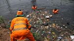 Petugas Berjibaku Bersihkan Sampah di Kanal Barat Penjaringan