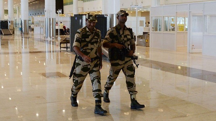 Polisi di Bandara India Diperintahkan Tidak Mengumbar Senyum