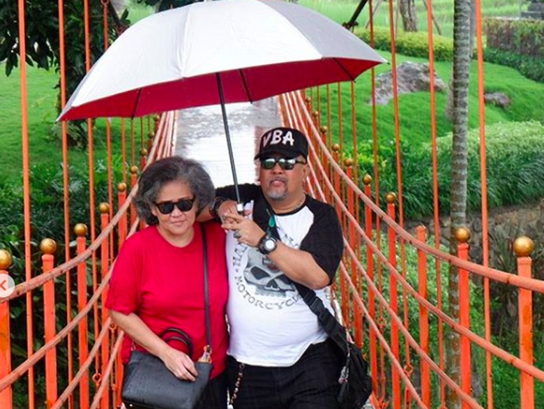 Upacara Brobosan Dilakukan Sebelum Antar Jenazah Istri Indro Warkop Upacara Brobosan Dilakukan Sebelum Antar Jenazah Istri Indro Warkop