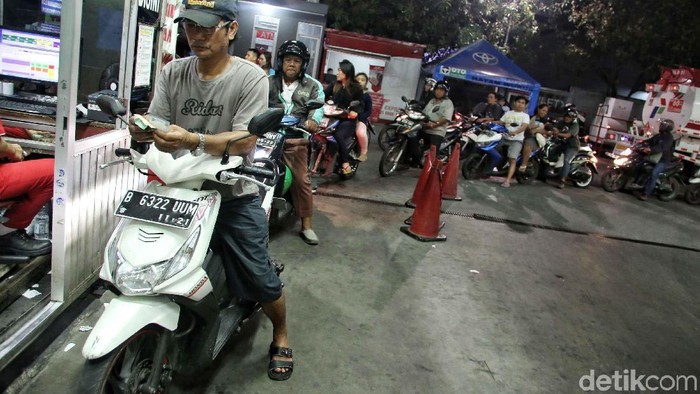 Pemerintah batal menaikkan harga Premium menjadi Rp 7.000 per liter. Namun sore tadi sejumlah SPBU tetap diserbu warga.