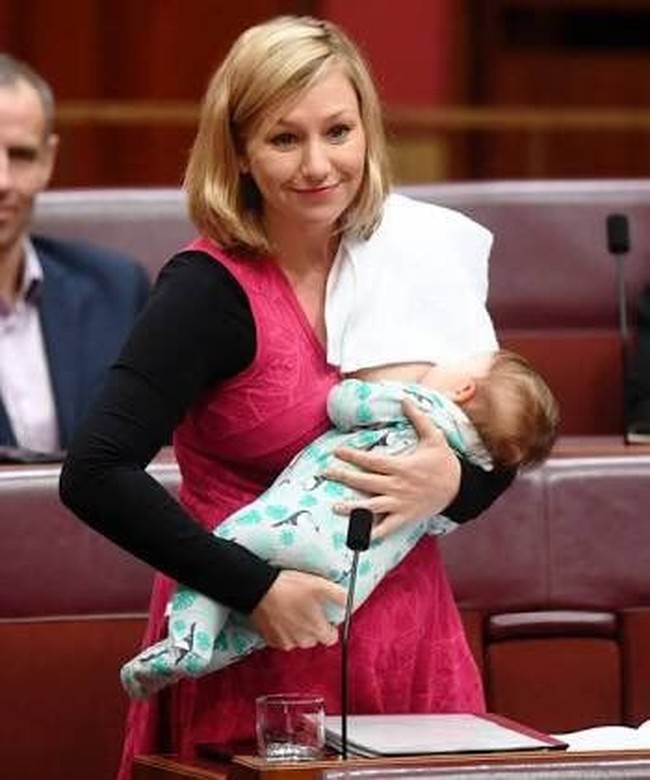 Larissa Waters adalah senator asal Australia yang pernah viral karena menyusui bayinya ketika rapat parlemen. Aktivis HAM itu bahkan tetap memberi ASI saat berdiri dan mengemukakan pendapat. Hal tersebut pertama kalinya dilakukan seorang wanita dan mendapat respon positif dari para netizen Foto: Twitter