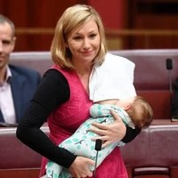 Larissa Waters adalah senator asal Australia yang pernah viral karena menyusui bayinya ketika rapat parlemen. Aktivis HAM itu bahkan tetap memberi ASI saat berdiri dan mengemukakan pendapat. Hal tersebut pertama kalinya dilakukan seorang wanita dan mendapat respon positif dari para netizen Foto: Twitter
