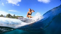 Foto: Beginilah aksi Maya Gabeira saat memainkan papan seluncurnya. Maya adalah pemegang Guiness World of Record sebagai peselancar wanita yang berhasil menaklukkan ombak tertinggi di dunia. (Instagram/@maya)