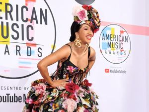 Cardi B Rilis Poster Money Super Seksi Tanpa Busana