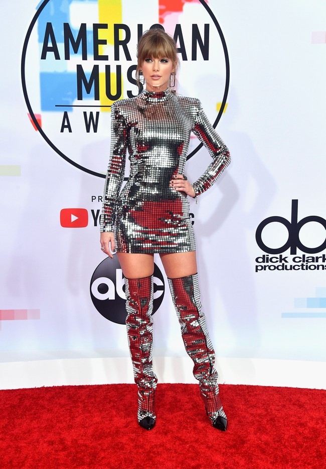 Taylor Swift mengenakan gaun metalik rancangan Balmain saat tampil di AMAs 2018. Dalam film dokumenter Netflix-nya, Miss Americana, sebuah rekaman di balik layar mengungkapkan bahwa dia kesulitan bernapas saat mengenakan pakaian tersebut. Foto: Dok. Getty Images