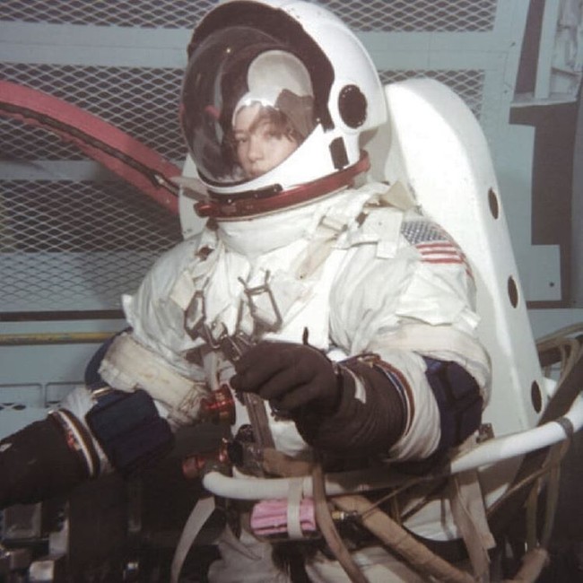 Anna Lee Fisher mungkin bukan wanita pertama yang ke luar angkasa. Namun Anna adalah ibu pertama yang melakukannya. Wanita tersebut adalah kimiawan, fisikawan, dan astronaut yang sudah terlibat dalam tiga program besar NASA, yakni Space Shuttle, International Space Station, dan proyek Orion. Foto: Instagram