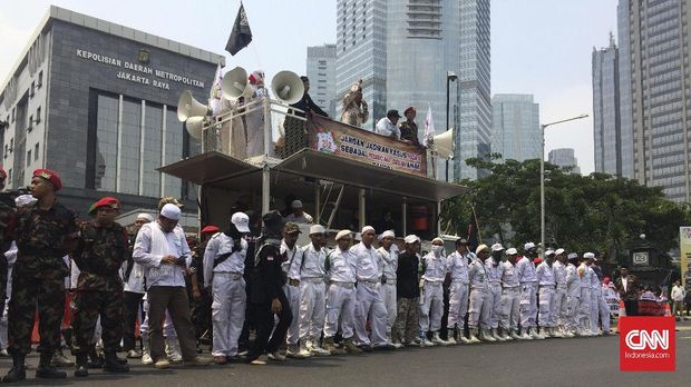 Massa Persaudaraan Alumni 212 yang mengawal pemeriksaan Amien Rais memadati pintu Mapolda Metro Jaya, Jakarta, Rabu (10/10).