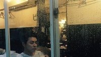 Meski hanya foto bayangan, ketampanan Jo Jung Suk yang hendak menyeruput minuman tak hilang ya? Foto: Instagram jojungsukforever
