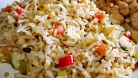 Sedikit cabe merah, wortel, dan daging ayam bikin nasi goreng ini tetap sedap. Apalagi disuap hangat. Foto: Instagram @shibanisfooddiary