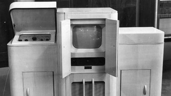 Foto yang diambil sekitar tahun 1949 ini memunculkan sosok Dynatron 34 valve 12, sebuah perangkat yang mengombinasikan TV dan radio. Sekilas mirip mesin cuci. (Foto: Keystone/Getty Images)