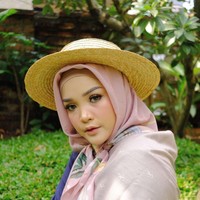 Pemilihan aksesori seperti topi dan kaca mata juga tetap bisa kamu coba. Jangan takut wajah terlihat lebih besar. Tapi, tetap pilih bentuk kaca mata dan topi yang sesuai dengan kepribadianmu. Foto: Instagram/HananiMarha