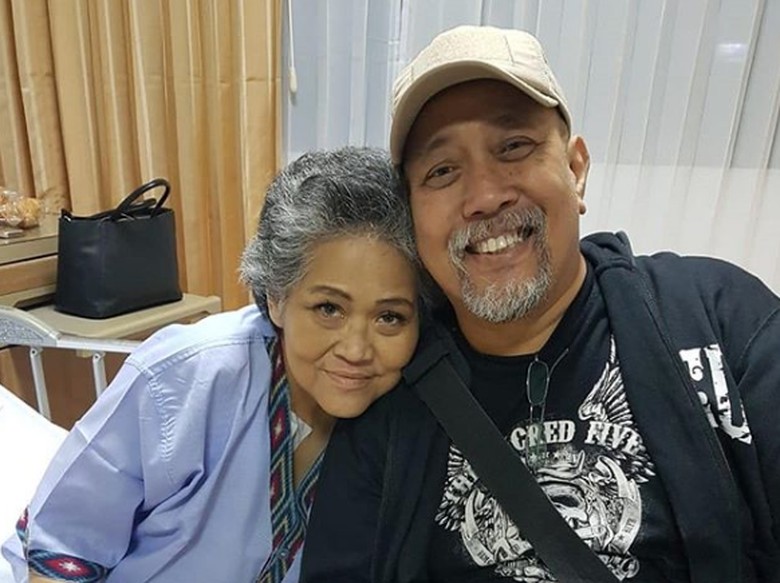 Istri Sempat Berbisik Ingin Satu Makam dengan Indro Warkop Istri Sempat Berbisik Ingin Satu Makam dengan Indro Warkop