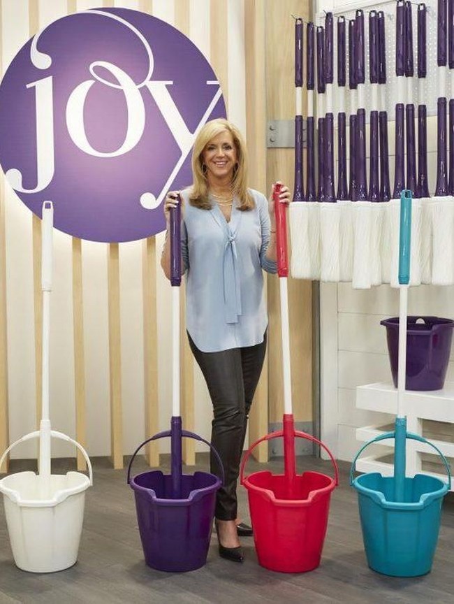 Wanita yang kini sudah berusia 62 tahun itu mengatakan bahwa salah satu kesalahan terbesar orang dalam karier mereka adalah mereka mengorbankan segalanya demi mengejar impian. Menurut Joy, tidak semuanya seharusnya seperti itu. Dia sendiri sudah membuktikannya. (Foto: Facebook Joy Mangano)