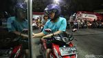 Harga BBM Premium Batal Naik, SPBU Diserbu Warga