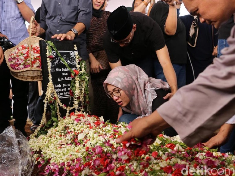 Bisikan Anak Indro Warkop di Pemakaman Ibunda Bisikan Anak Indro Warkop di Pemakaman Ibunda