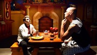 Berkunjung ke New Zealand, Joe dan anggota DNCE sempat mampir ke lokasi film The Hobbit. Mereka sempat berpose lucu, sambil pura-pura makan di sana. Foto: Instagram @joejonas