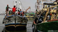 Sejumlah nelayan beraktivitas di Pelabuhan Muara Angke, Jakarta Utara,  Rabu (10/10/2018).