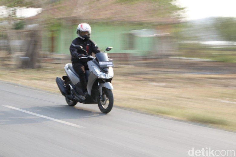 Naik motor biar hemat. Foto: Rangga Rahadiansyah Naik motor biar hemat. Foto: Rangga Rahadiansyah
