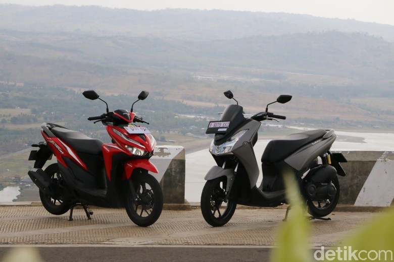 Honda Vario vs Yamaha Lexi. Foto: Rangga Rahadiansyah Honda Vario vs Yamaha Lexi. Foto: Rangga Rahadiansyah