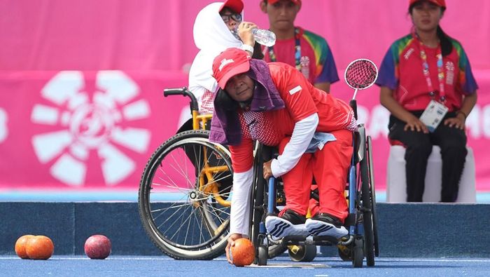 Atlet Lawn Bowls Indonesia, Retnowati Yugia Sibara melemparkan bola dalam babak individu putri menghadapi pemain Mella Windasari di Lapangan Hockey Senayan, Minggu (7/10). (Husni Yamin/INASGOC) Atlet Lawn Bowls Indonesia, Retnowati Yugia Sibara melemparkan bola dalam babak individu putri menghadapi pemain Mella Windasari di Lapangan Hockey Senayan, Minggu (7/10). (Husni Yamin/INASGOC)