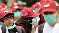 Tampak sejumlah massa aksi menggunakan atribut seperti topi bertuliskan dukungan dan membela Amien Rais.